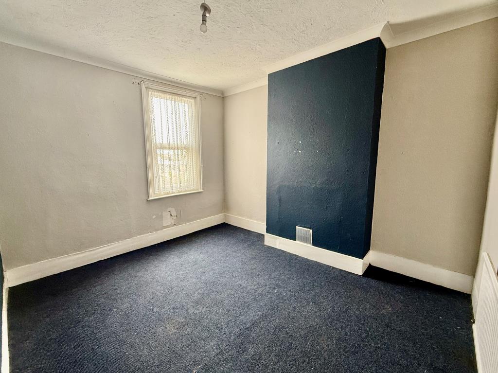 Lot: 160 - FIVE-BEDROOM HOUSE FOR REFURBISHMENT - Bedroom two